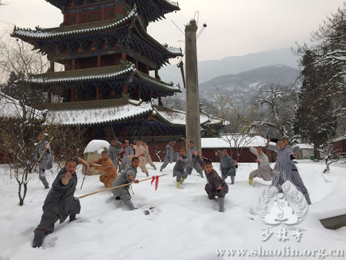少林寺武僧雪中精进练功