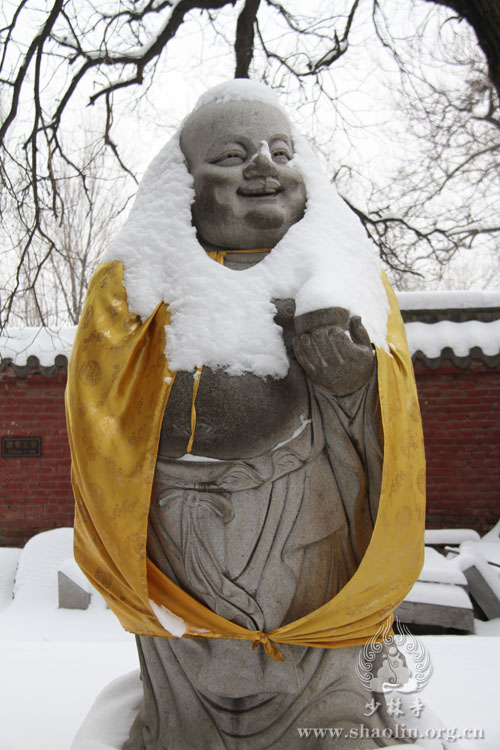 雪中弥勒佛:大肚能容,容世间难容之事;开口便笑,笑世间可笑之人