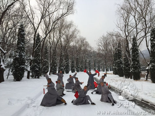 少林寺武僧雪中精进练功