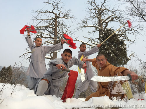 少林寺武僧雪中精进练功
