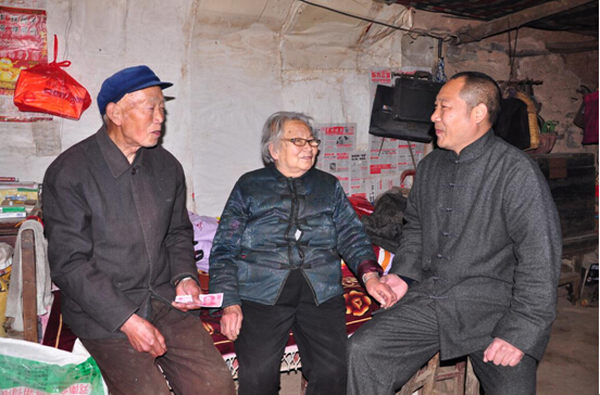 释延鲁与村民丁文顺夫妇亲切交谈