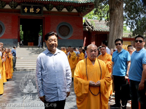 永信方丈与贾庆林在少林寺山门前合影